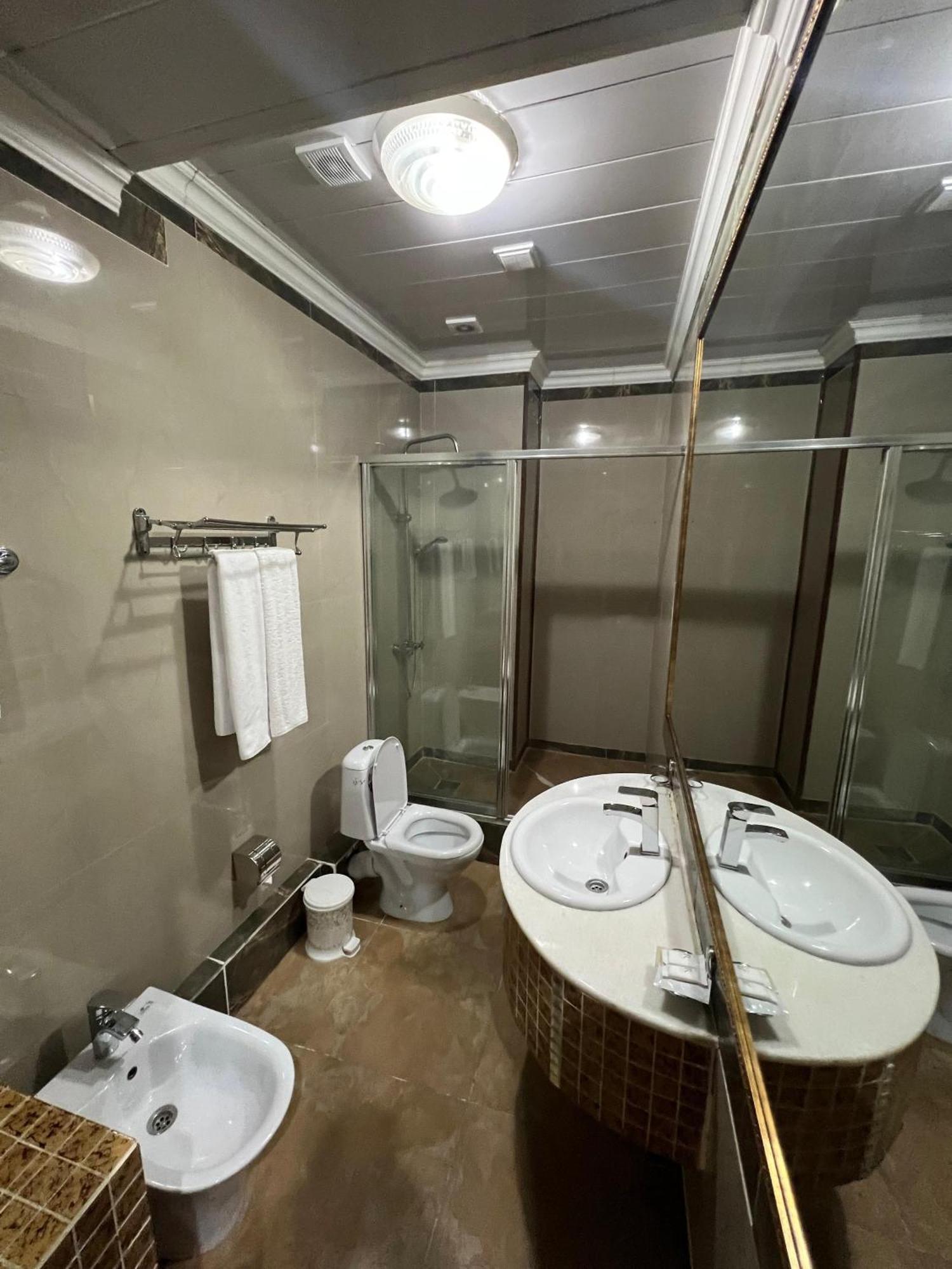 Sary Arka Hotel Shymkent Phòng bức ảnh